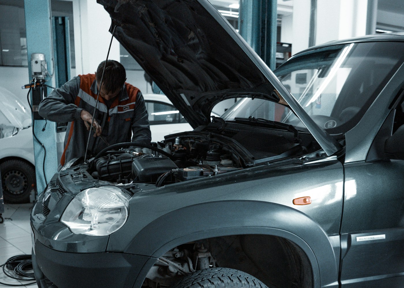 Kaputu açık araçta motor kontrolü